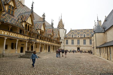 Средневековая больница в Боне (Hospices de Beaune)