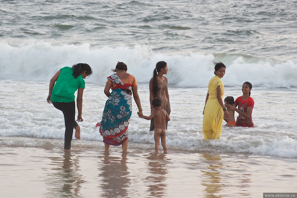 Жители Гоа купаются