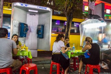 Еда на улицах города Бангкок или Пад Тай